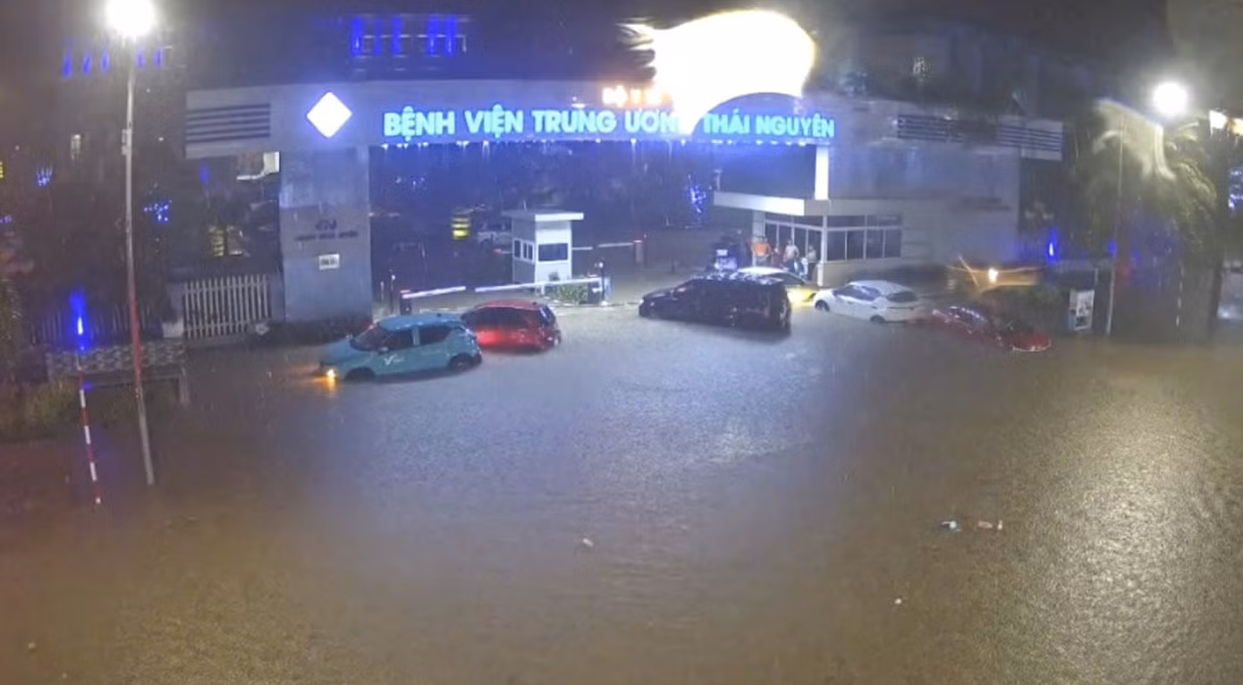 Tại khu vực Bệnh viện Đa khoa Thái Nguyên, nước ngập sâu khiến các phương tiện không thể lưu thông. Ảnh: Vân Trường.