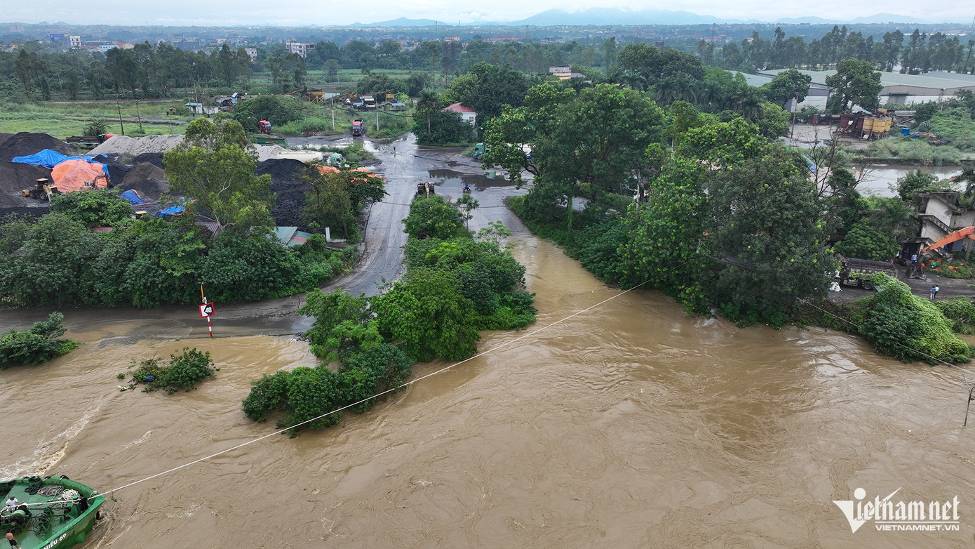 Ở một số đoạn, nước sông Lô đang tràn lên mấp mé đường đi. Ảnh: Hoàng Hà Ở một số đoạn, nước sông Lô đang tràn lên mấp mé đường đi. Ảnh: Hoàng Hà