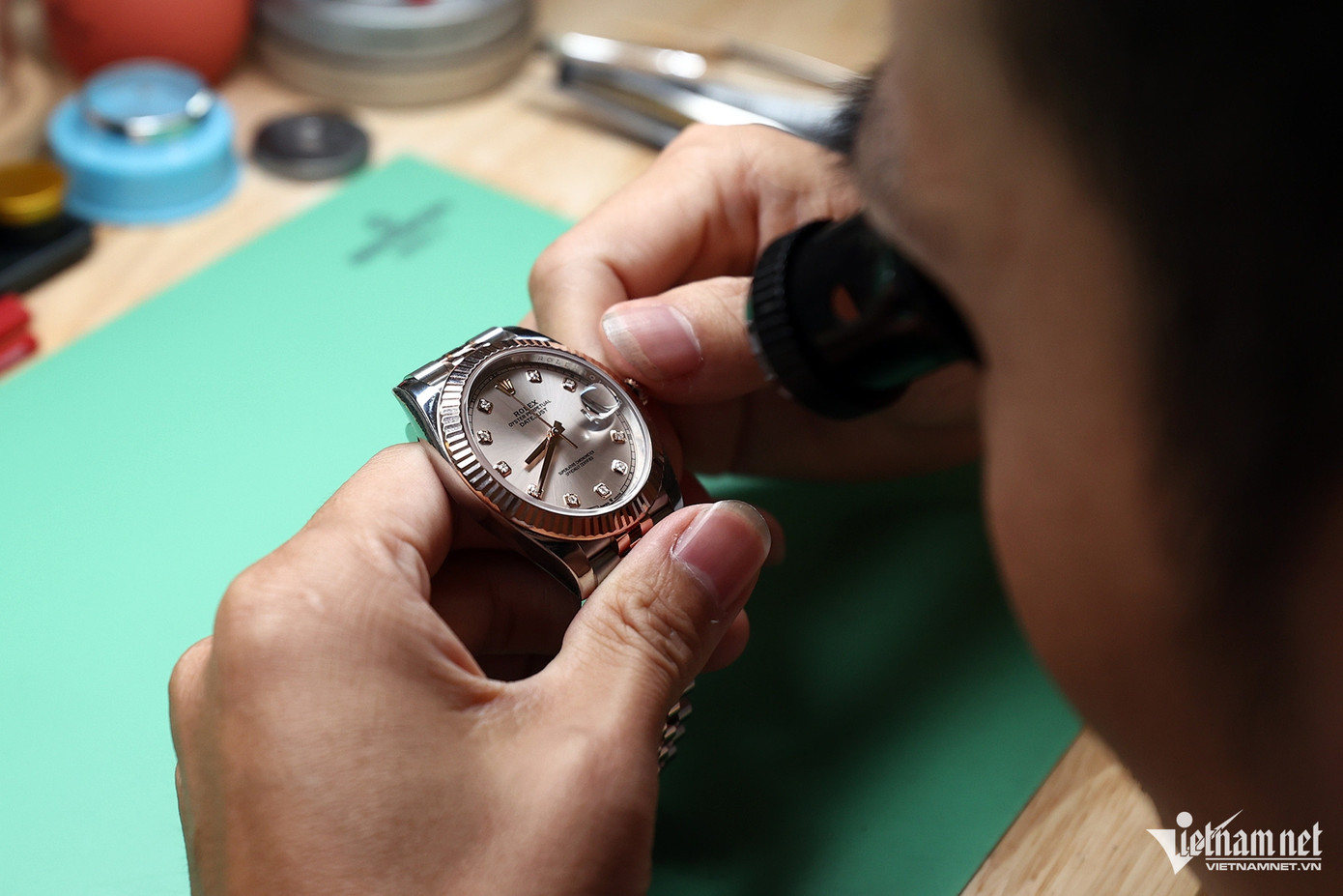 “Tôi đã làm rất nhiều nghề để mưu sinh, nhưng yêu thích nhất nghề này. Tôi có thể ngồi đến 22h để sửa một chiếc đồng hồ, mà không thấy mệt mỏi. Có nhiều chiếc đồng hồ làm tôi thích thú đến mức làm việc từ sáng đến 16-17h, không cần ăn trưa”, anh tâm sự. “Tôi đã làm rất nhiều nghề để mưu sinh, nhưng yêu thích nhất nghề này. Tôi có thể ngồi đến 22h để sửa một chiếc đồng hồ, mà không thấy mệt mỏi. Có nhiều chiếc đồng hồ làm tôi thích thú đến mức làm việc từ sáng đến 16-17h, không cần ăn trưa”, anh tâm sự.