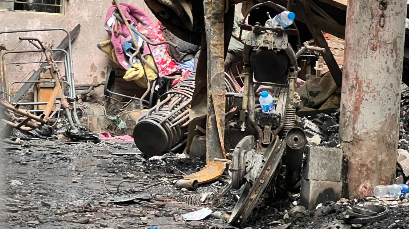 Do bên trong nhiều đồ đạc dễ cháy như lốp xe cao su nên lửa bùng lên dữ dội, cột khói đen cuồn cuộn bốc lên. Được biết, ngôi nhà xảy ra hỏa hoạn là nơi sinh sống của gia đình chủ nhà và cho thuê trọ.