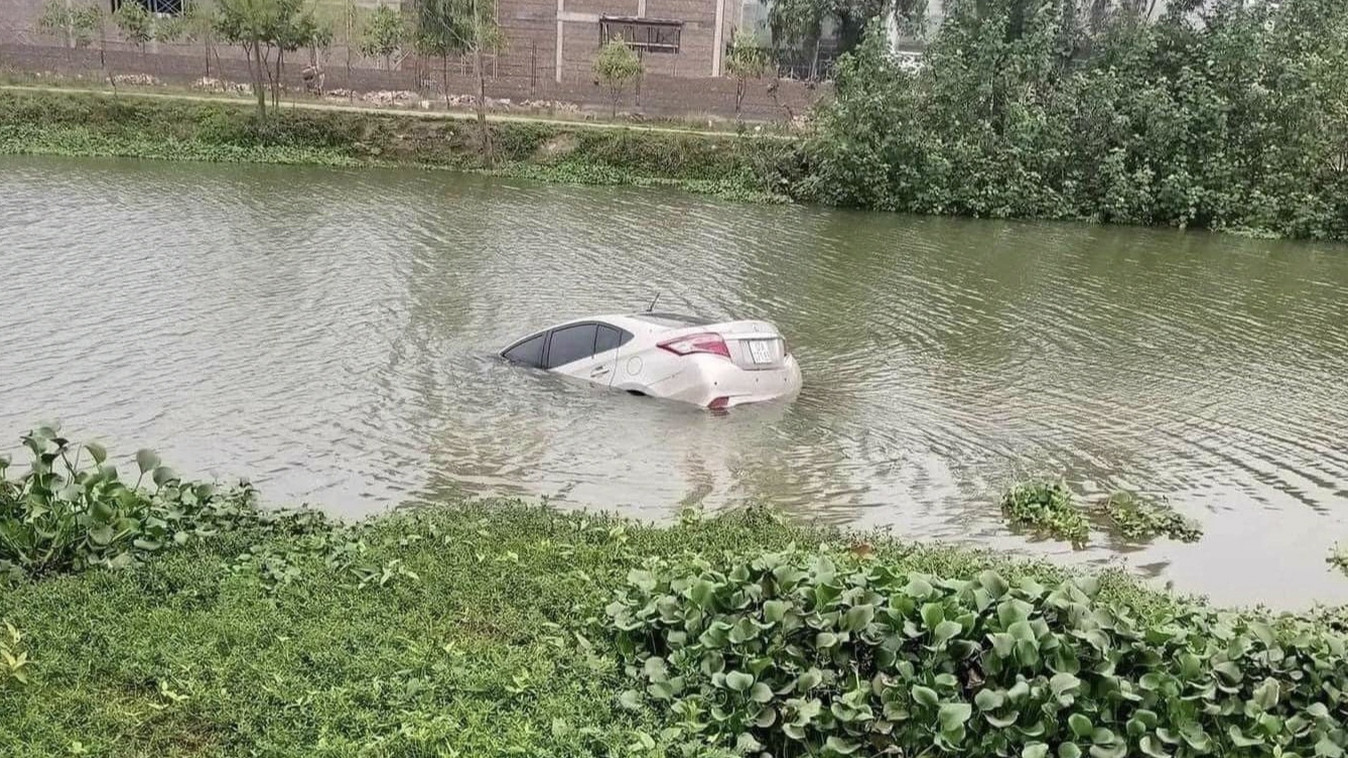 Ô tô chìm dưới sông, nữ tài xế mắc kẹt bên trong (Ảnh: OFFB). Ô tô chìm dưới sông, nữ tài xế mắc kẹt bên trong (Ảnh: OFFB).