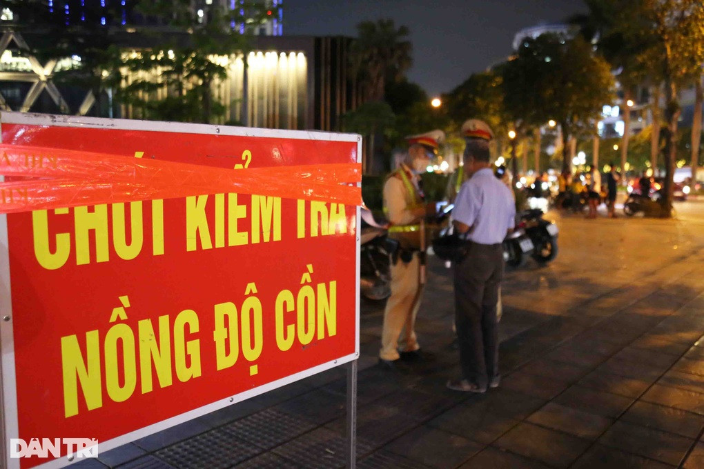 Chốt kiểm tra nồng độ cồn tại ngã tư Lê Đức Thọ - Hàm Nghi (Ảnh: Trần Thanh).