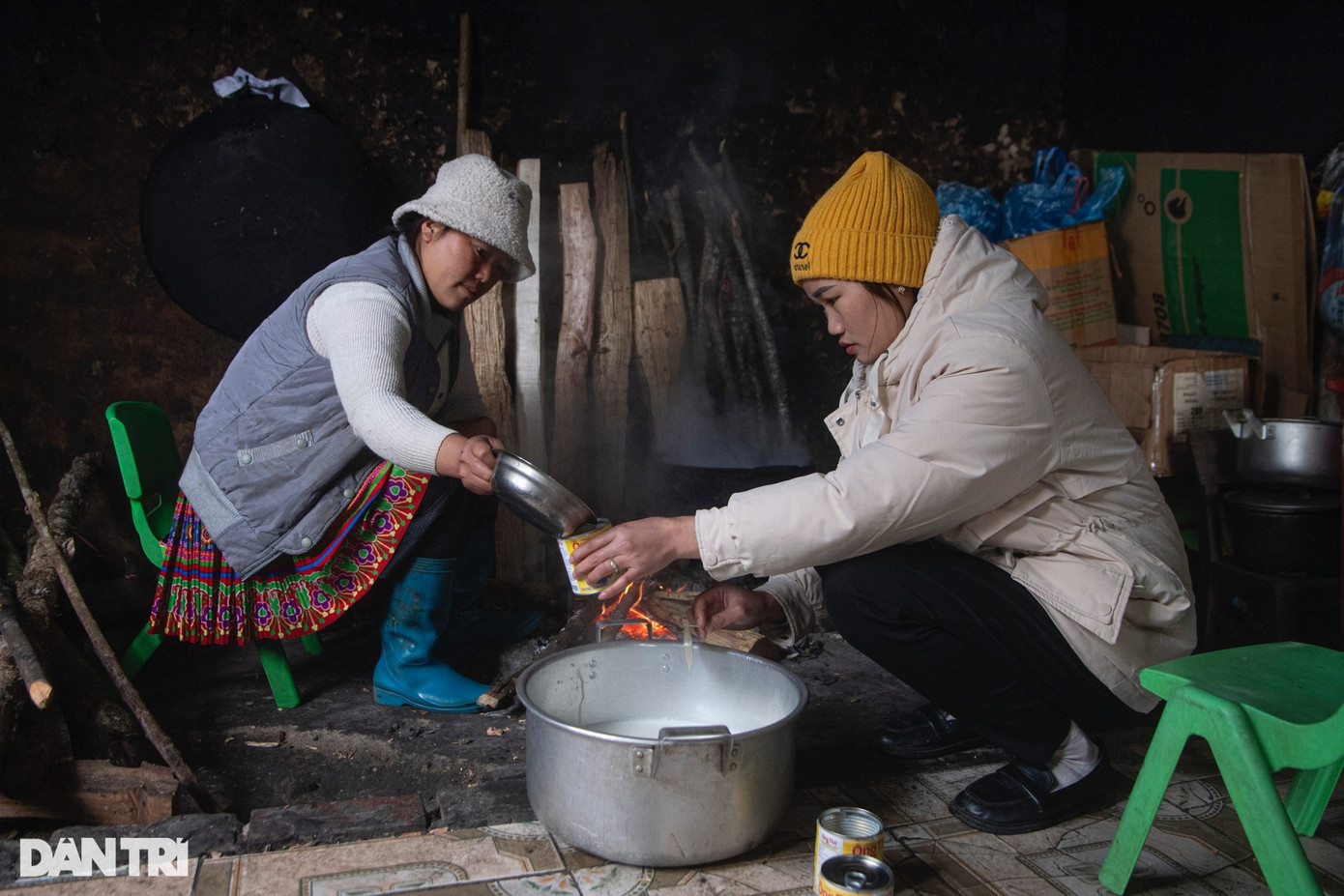 Khi các con còn ngủ cũng là lúc cán bộ giáo viên trong trường đun nước, chuẩn bị những chậu sữa nóng hổi phục vụ học sinh trước buổi học đầu chiều. Khi các con còn ngủ cũng là lúc cán bộ giáo viên trong trường đun nước, chuẩn bị những chậu sữa nóng hổi phục vụ học sinh trước buổi học đầu chiều.