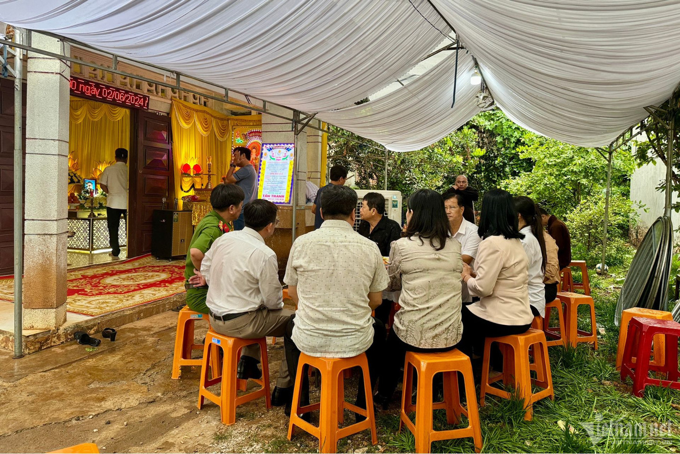 Đại diện các đoàn thể địa phương đến thăm hỏi, chia buồn cùng gia đình. Ảnh: Hoàng Anh