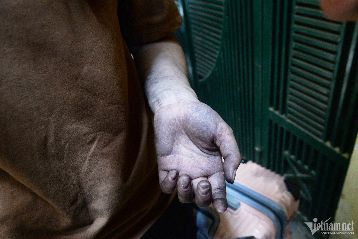 Bàn tay lấm lem muội than sau khi dọn đồ của cô gái trẻ. Ảnh: Đình Hiếu