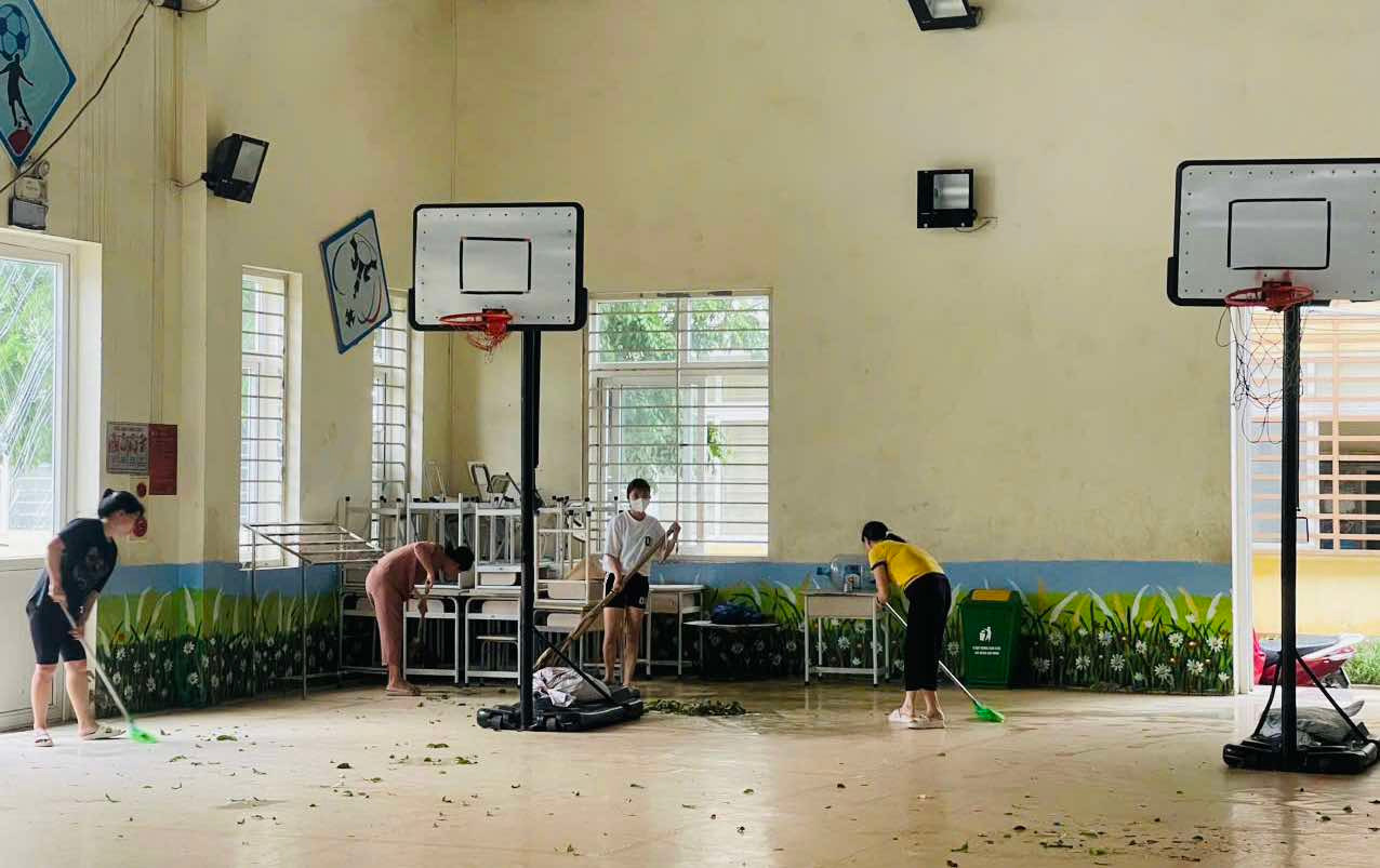 Thầy cô ở quận Hà Đông tích cực dọn dẹp trường lớp để đón học sinh đi học từ ngày mai