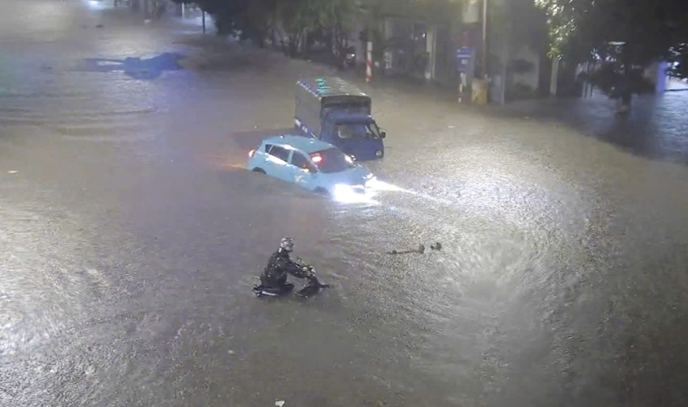 Khu vực trung tâm thành phố Thái Nguyên ngập sâu sau trận mưa tối 22/8. Ảnh: Vân Trường.