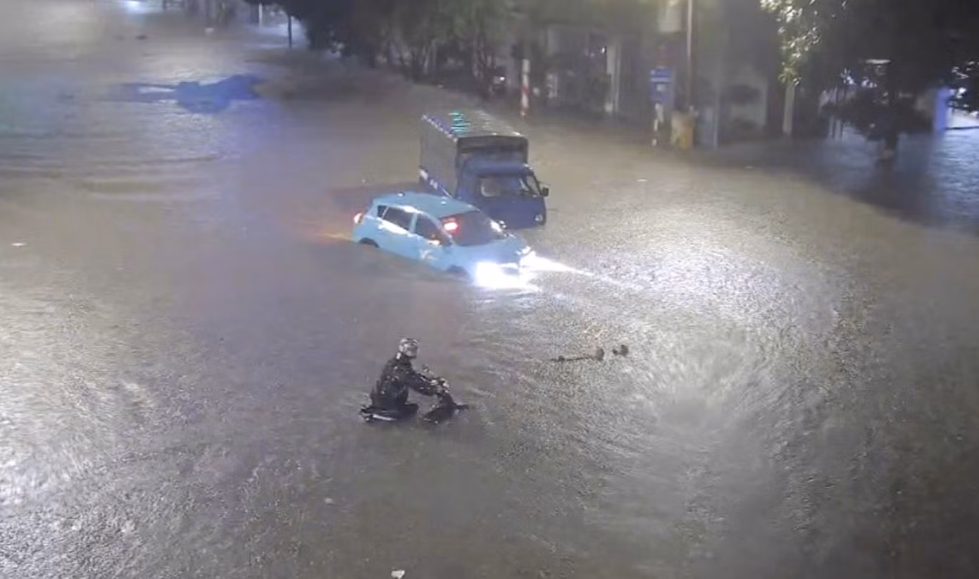 Khu vực trung tâm thành phố Thái Nguyên ngập sâu sau trận mưa tối 22/8. Ảnh: Vân Trường.