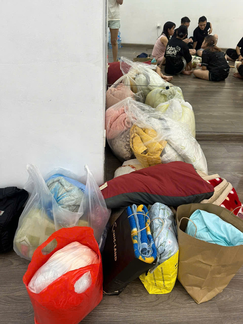 Cư dân gửi đồ đến nhà hỗ trợ chị Phương Anh tiếp đón mọi người Cư dân gửi đồ đến nhà hỗ trợ chị Phương Anh tiếp đón mọi người