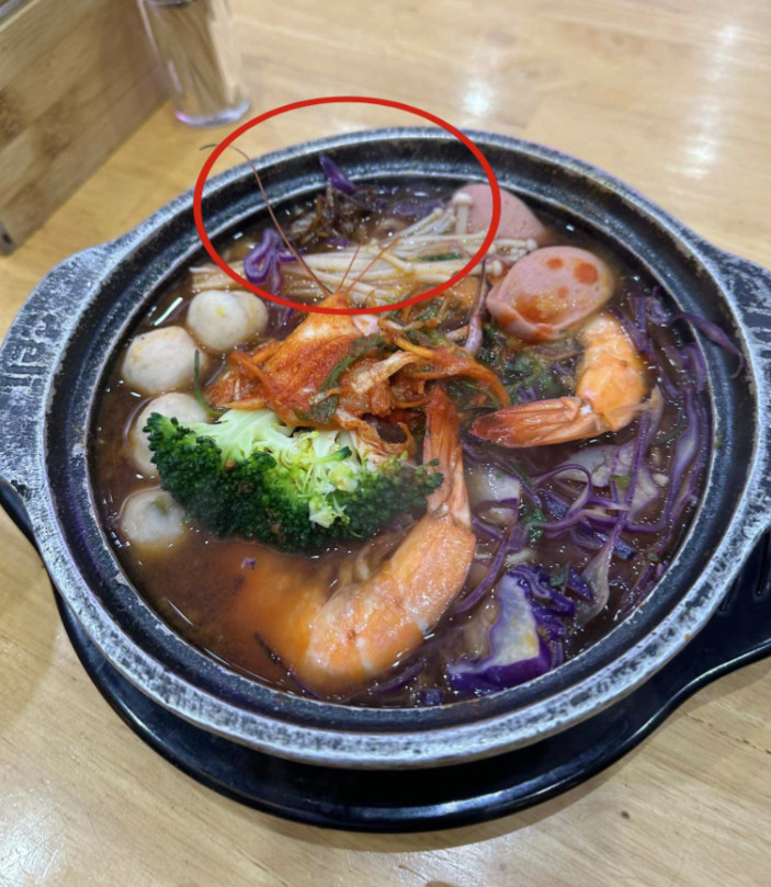 Con gián nằm ngửa bụng trong bát mì cay (Ảnh: Nhân vật cung cấp). Con gián nằm ngửa bụng trong bát mì cay (Ảnh: Nhân vật cung cấp).