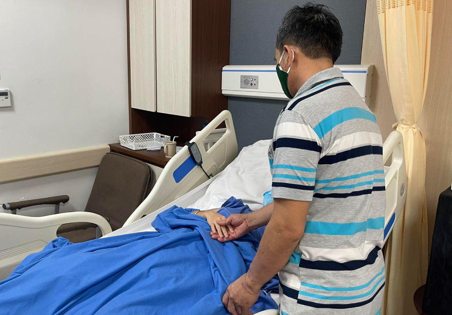 Ông Thành chăm sóc con gái. Ảnh: Phương Thúy.