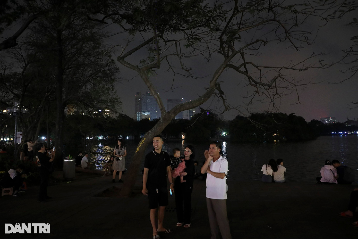 Góc chụp hồ Gươm với phía hậu cảnh là đền Ngọc Sơn chìm trong bóng tối. Góc chụp hồ Gươm với phía hậu cảnh là đền Ngọc Sơn chìm trong bóng tối.