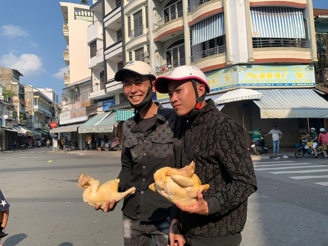 Hai thanh niên vừa giật được 2 con gà