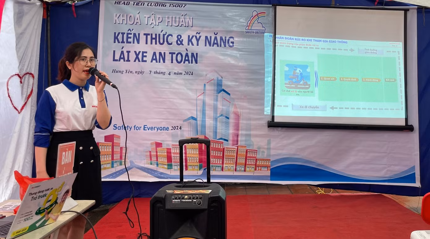 Buổi "Tập huấn kiến thức và kỹ năng Lái xe an toàn" được chia làm 2 phần gồm phần đào tạo lý thuyết và phần hướng dẫn thực hành.