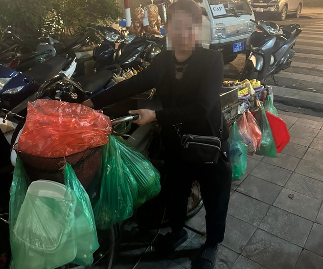 Người phụ nữ bán hàng rong bị tố "ăn vạ" để đòi tiền khách dù chưa mua hàng.