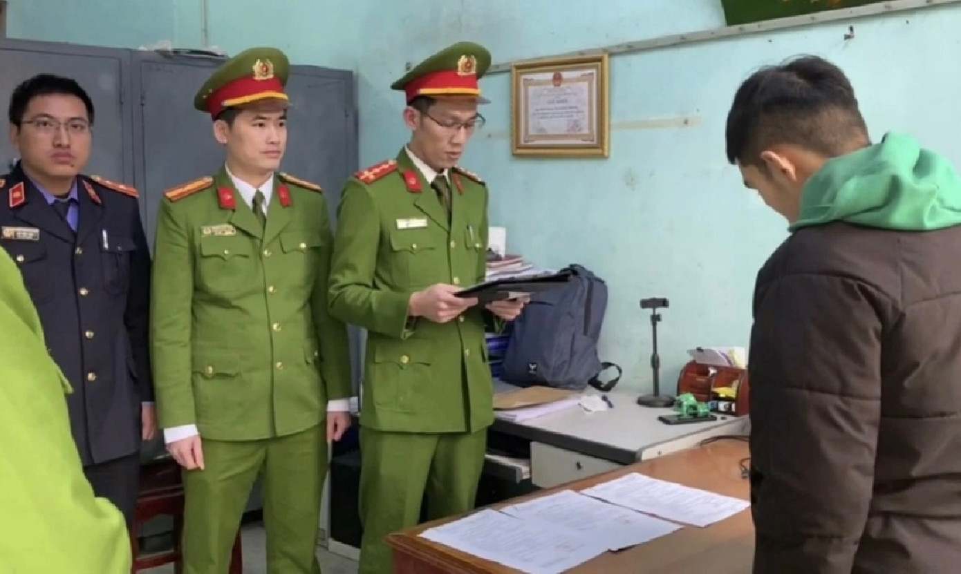 Công an huyện Thiệu Hóa cùng VKSND huyện Thiệu Hóa thi hành các quyết định khởi tố bị can, bắt tạm giam 2 thanh niên đốt pháo gây náo loạn đám cưới. Ảnh: VKSND tỉnh Thanh Hóa