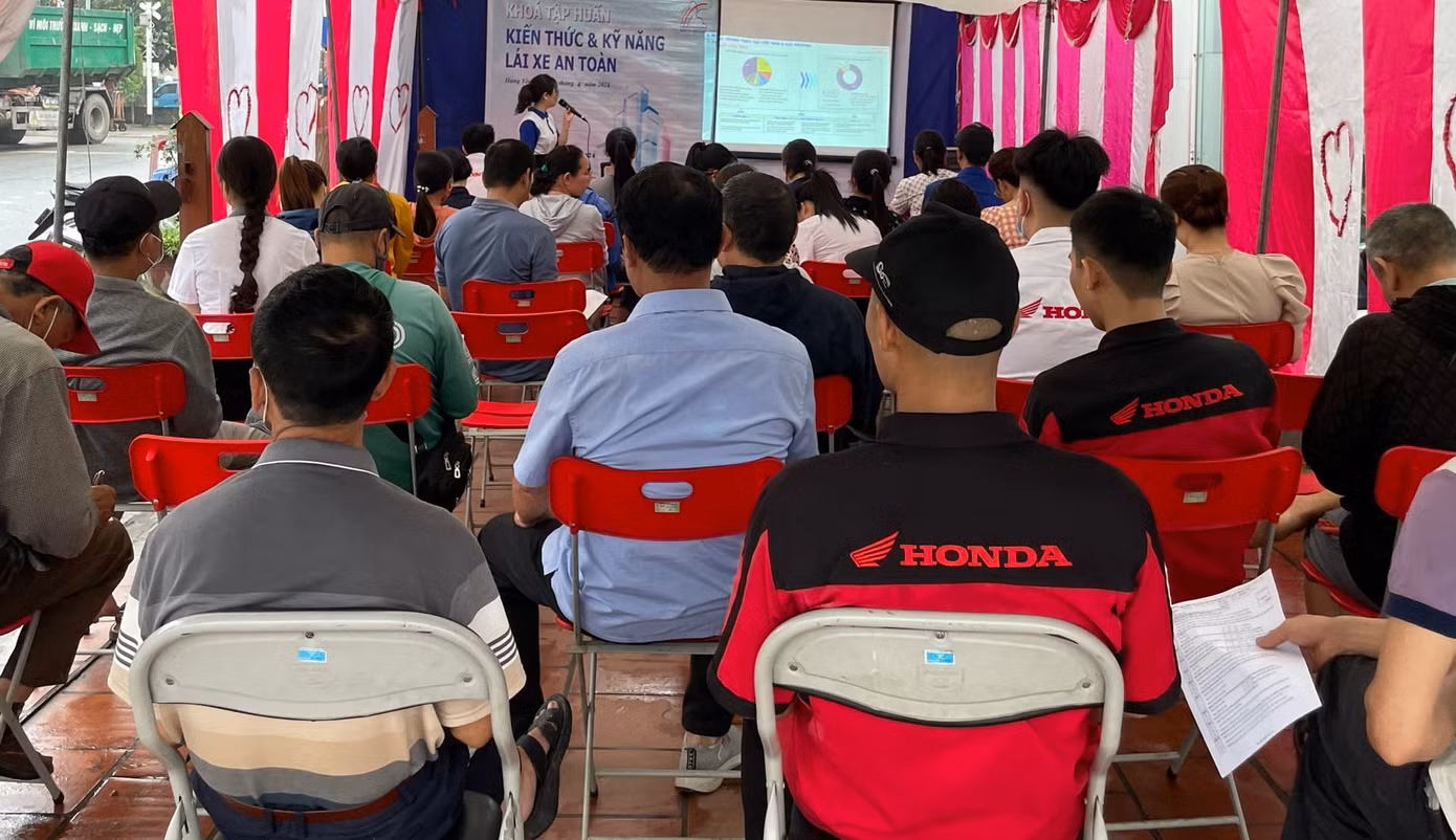 Nhân viên tại cửa hàng đã hướng dẫn khách hàng tham gia buổi tập huấn nắm chắc các kiến thức, kỹ năng lái xe an toàn.