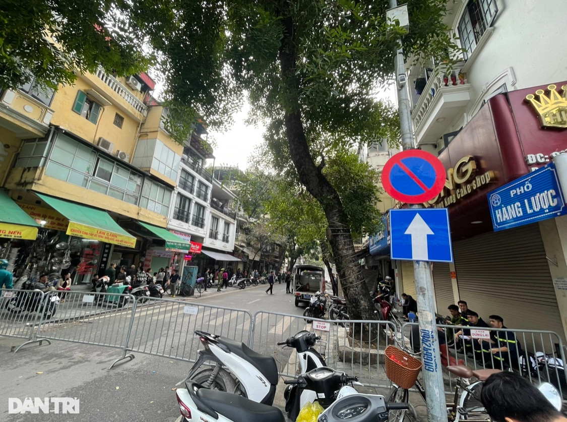 Cảnh sát phong tỏa 2 đầu đường phố Hàng Lược.