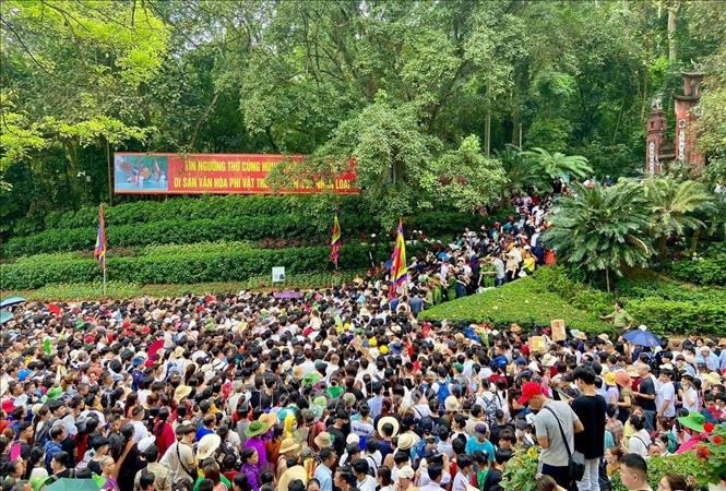 Sáng nay 14/4, hàng nghìn du khách đã về Khu di tích lịch sử quốc gia đặc biệt Đền Hùng. Ảnh: TTXVN