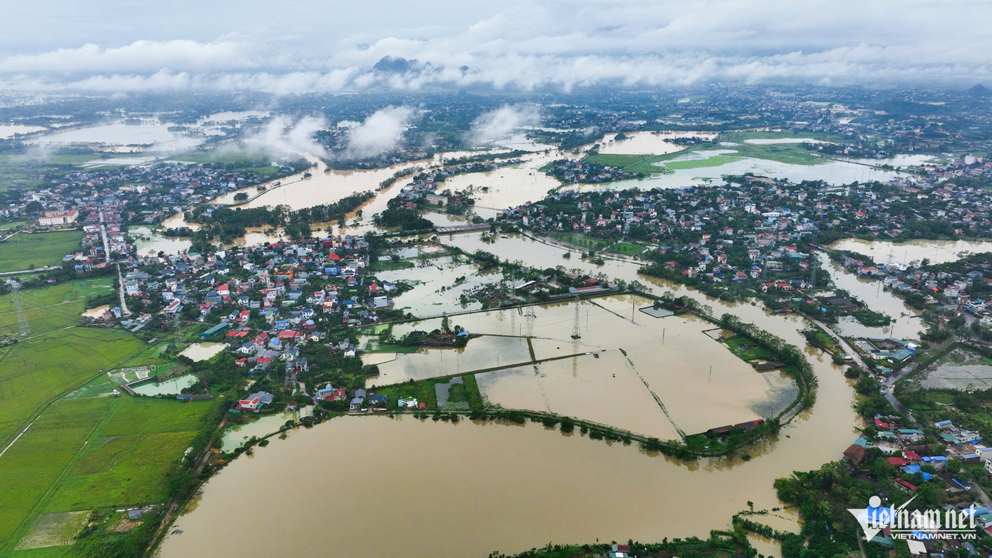 Tại sông Tích Giang, nước dâng lên liên tục trong ngày 10/9, tràn vào khu vực ruộng đồng lân cận. Ảnh: Thạch Thảo Tại sông Tích Giang, nước dâng lên liên tục trong ngày 10/9, tràn vào khu vực ruộng đồng lân cận. Ảnh: Thạch Thảo