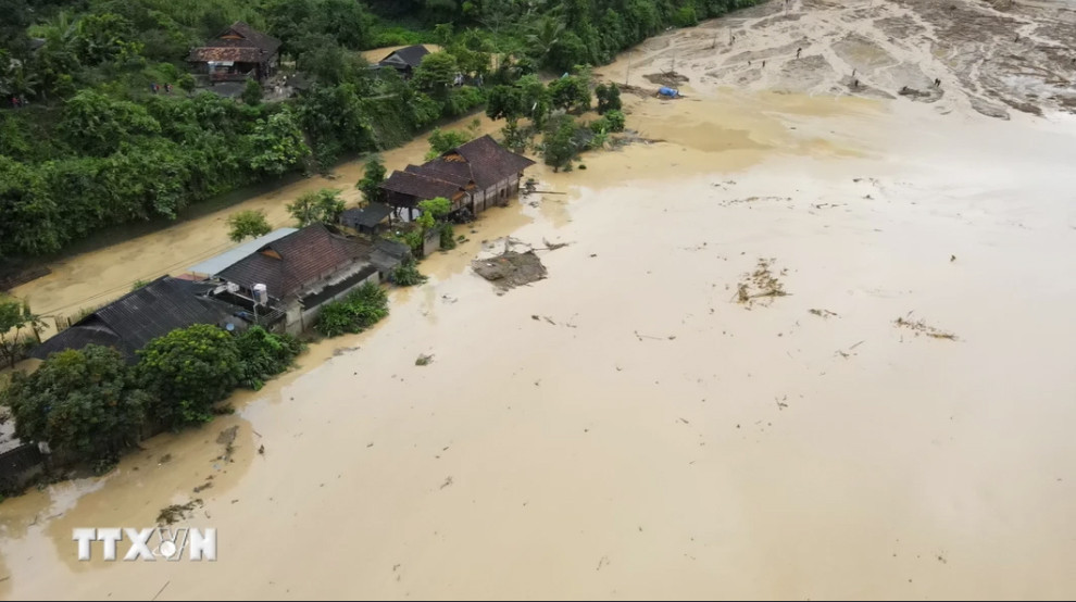 Nhiều ngôi nhà bị ngập trong nước lũ. (Ảnh: Xuân Tư/TTXVN)