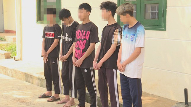 5 thanh thiếu niên tại cơ quan công an.