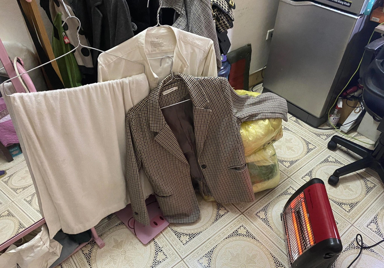 Thúy dùng máy sưởi để hong khô quần áo (Ảnh: Nhân vật cung cấp).