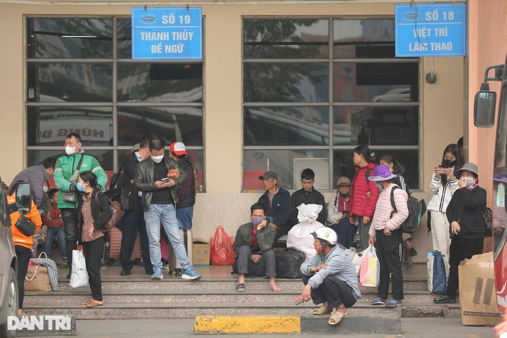 Hành khách ngồi vật vã đợi xe để về quê dịp Tết Dương lịch 2023 tại bến xe ở Hà Nội (Ảnh minh họa: Nguyễn Hải). Hành khách ngồi vật vã đợi xe để về quê dịp Tết Dương lịch 2023 tại bến xe ở Hà Nội (Ảnh minh họa: Nguyễn Hải).