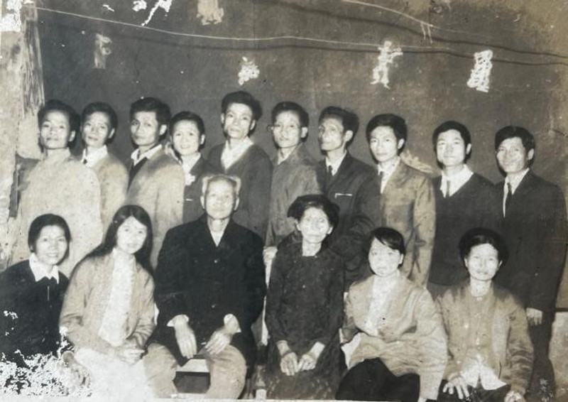 Ảnh trái: Cụ Đỉnh, cụ Sâm (giữa, hàng đầu) cùng 14 người con. Ảnh phải: 15 người con của hai cụ lúc còn đông đủ.