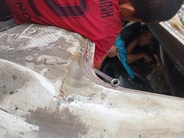 Tài xế bị mắc kẹt trong cabin.