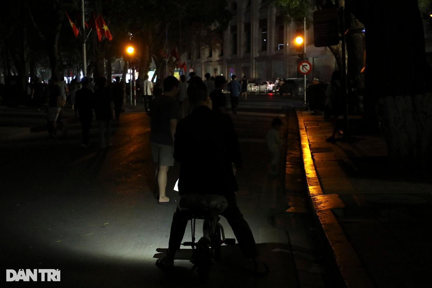 Các loại đèn chiếu sáng công cộng đều tắt trong thời gian diễn ra Giờ Trái đất, chỉ có đèn tín hiệu giao thông vẫn hoạt động bình thường. Các loại đèn chiếu sáng công cộng đều tắt trong thời gian diễn ra Giờ Trái đất, chỉ có đèn tín hiệu giao thông vẫn hoạt động bình thường.