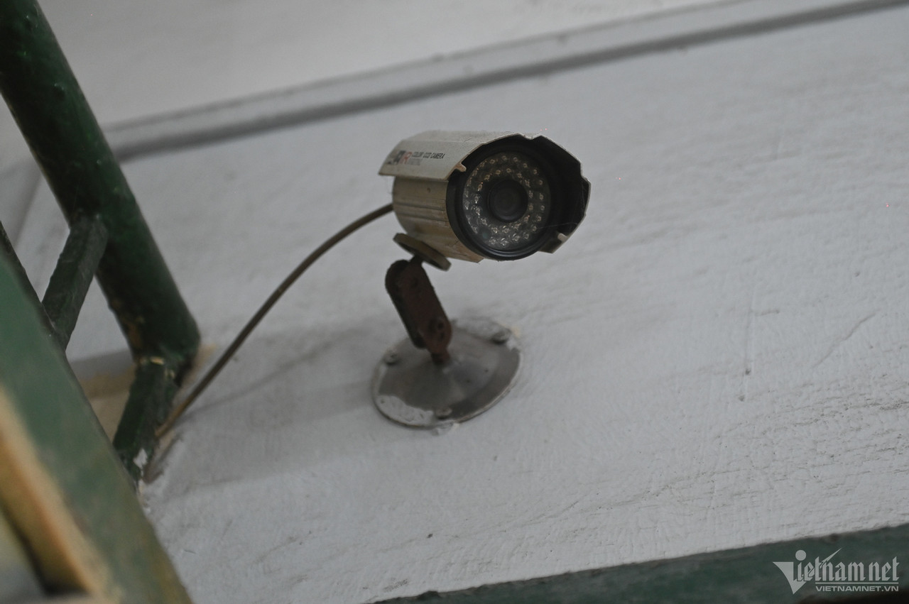 Quán phở bà Thu có lắp đặt 2 chiếc camera và luôn hoạt động trong quá trình bán hàng. Chủ quán cho biết, loại camera này không ghi được âm thanh.