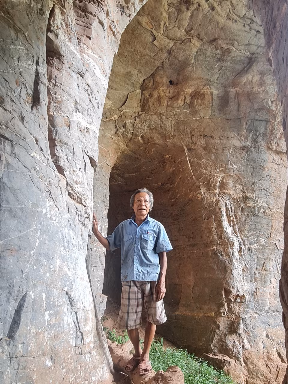 Ông Đinh Nê trong một hang đá