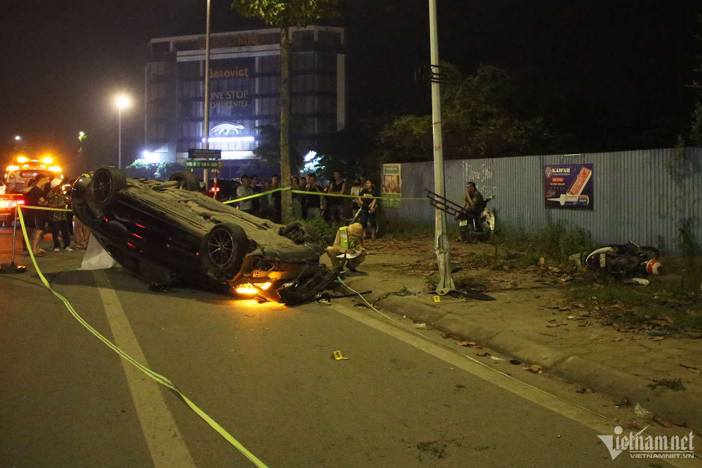 Ô tô Mercedes bị lật ngửa sau cú va chạm. Ảnh: Đình Hiếu Ô tô Mercedes bị lật ngửa sau cú va chạm. Ảnh: Đình Hiếu