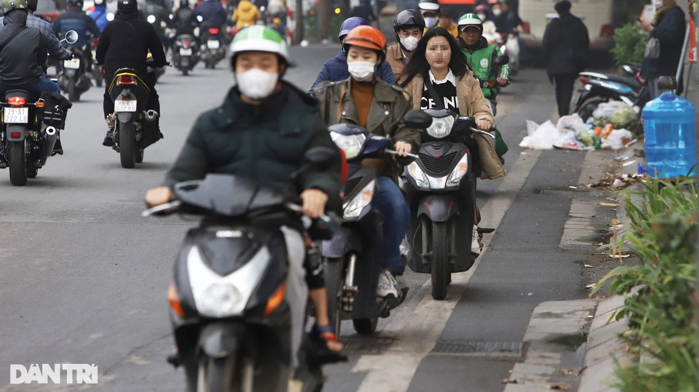 Hàng loạt xe máy đi ngược chiều từ phố Khương Thượng ra ngã tư Tây Sơn - Thái Thịnh (Ảnh: Trần Thanh).