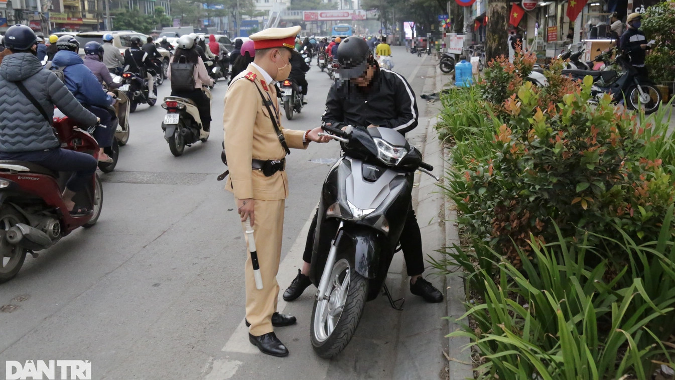Một trường hợp đi ngược chiều bị xử lý (Ảnh: Trần Thanh).