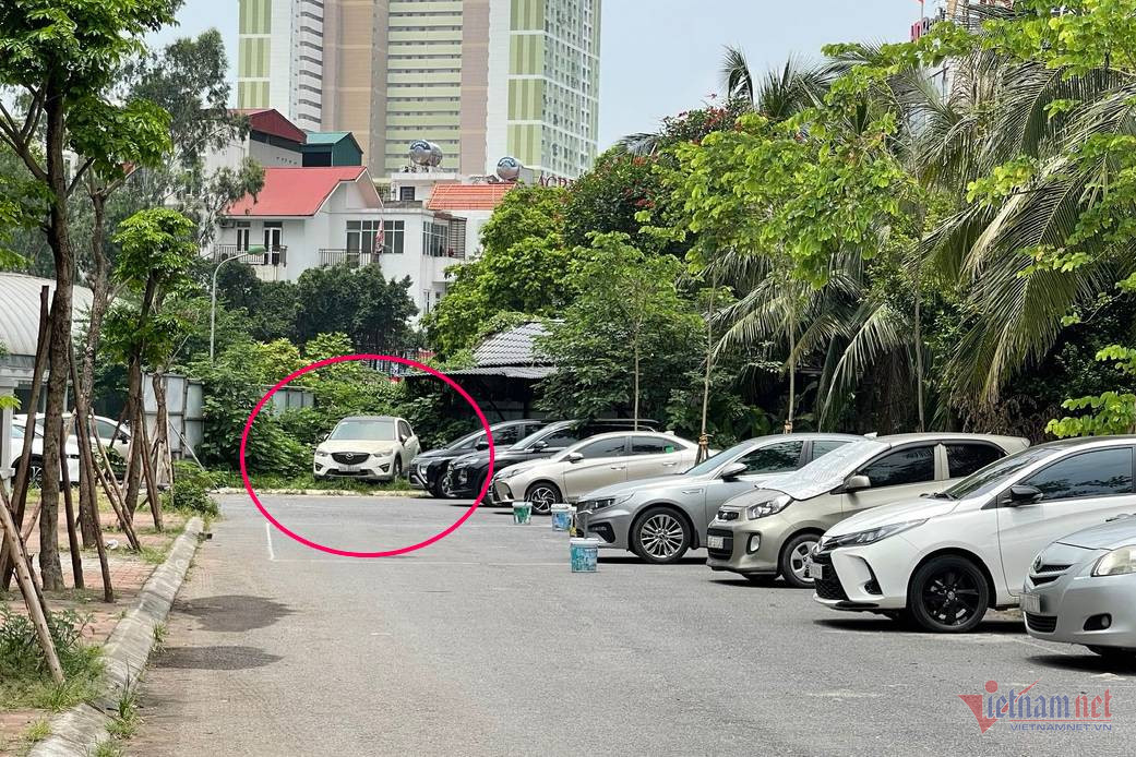 Chiếc Mazda CX-5 đã được di chuyển đến một khu vực đỗ xe mới, cách vị trí cũ khoảng 300m. (Ảnh: Hoàng Hiệp) Chiếc Mazda CX-5 đã được di chuyển đến một khu vực đỗ xe mới, cách vị trí cũ khoảng 300m. (Ảnh: Hoàng Hiệp)