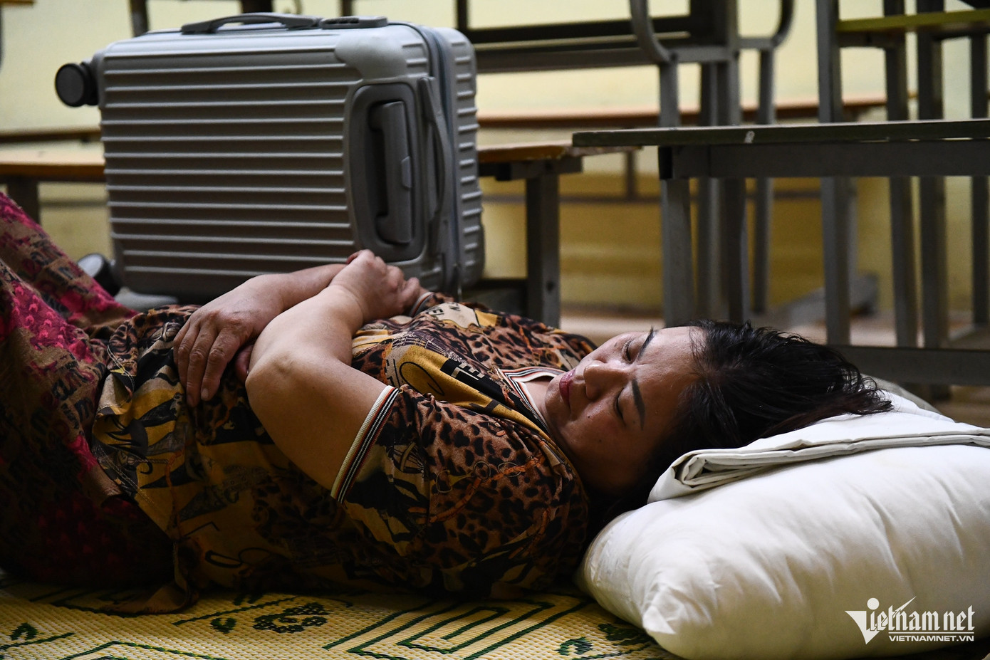 23h30, bà Nguyễn Thị Hà chợp mắt sau một ngày chạy đôn chạy đáo thu dọn đồ đạc khi nước dâng mấp mé trước cửa nhà. 23h30, bà Nguyễn Thị Hà chợp mắt sau một ngày chạy đôn chạy đáo thu dọn đồ đạc khi nước dâng mấp mé trước cửa nhà.