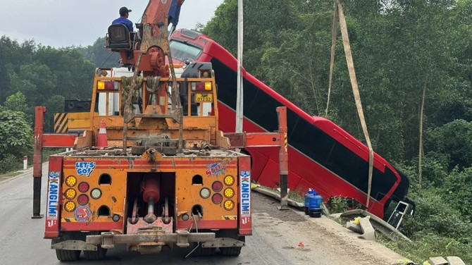 Xe khách đâm đầu xuống bên đường