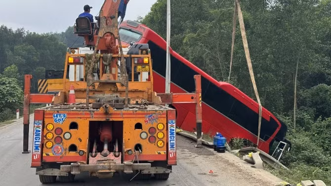 Xe khách đâm đầu xuống bên đường