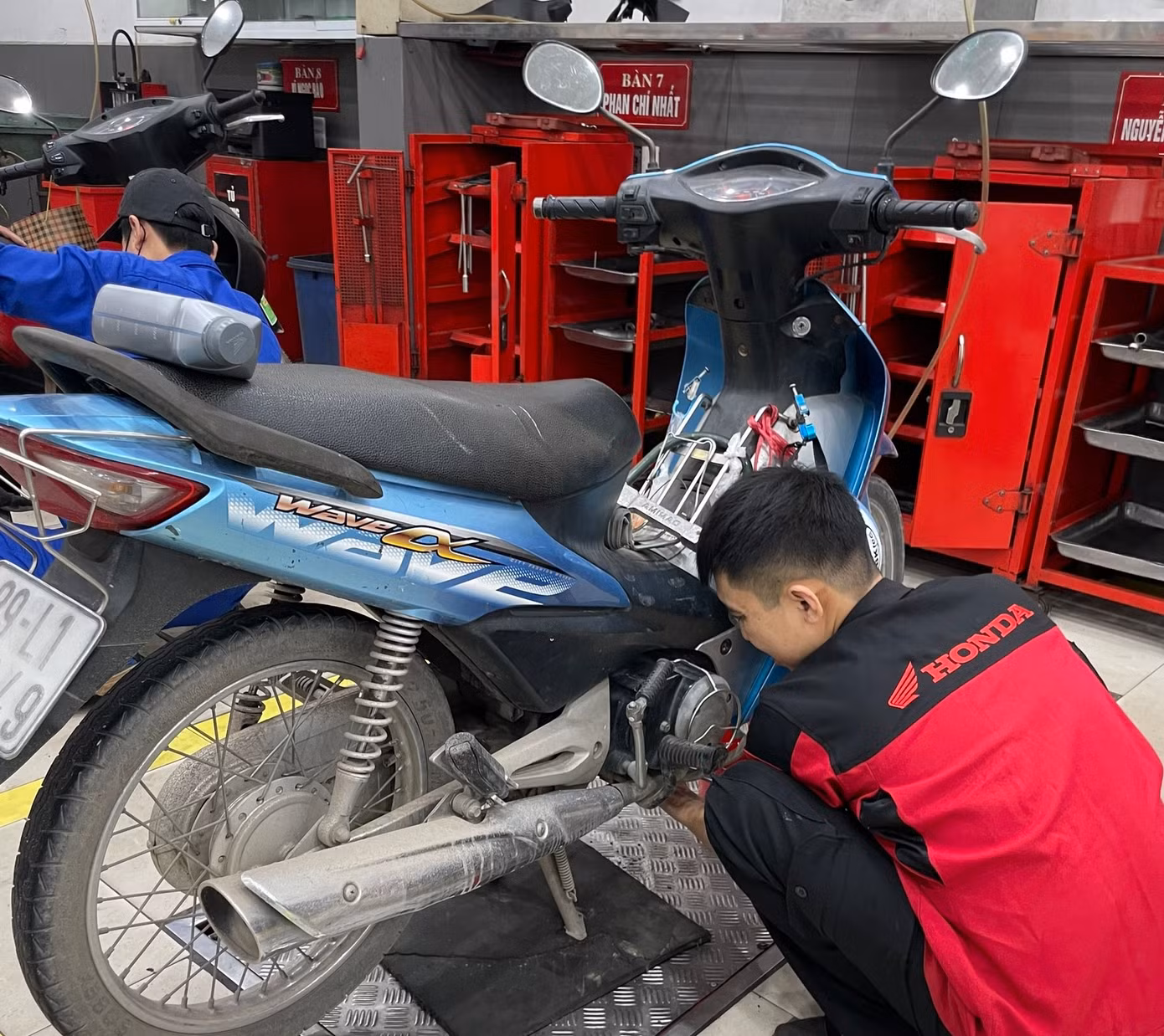 Người dân xếp hàng tại khu vực Thay dầu miễn phí để trải nghiệm dịch vụ của HEAD Tiến Cường.