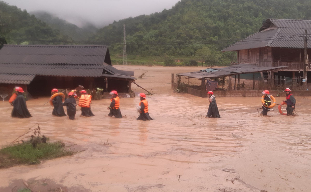 Lực lượng chức năng cứu giúp người dân. Ảnh: Nguyễn Dương (VietNamNet) Lực lượng chức năng cứu giúp người dân. Ảnh: Nguyễn Dương (VietNamNet)