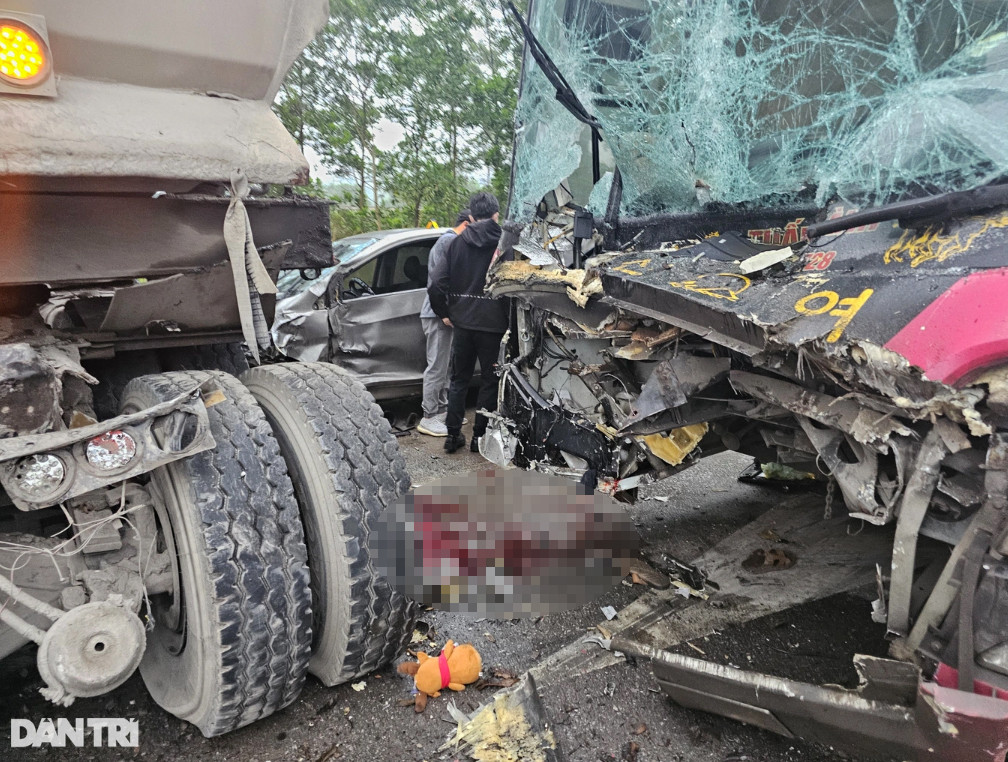 Chiếc xe khách hư hỏng nặng phần đầu (Ảnh: Nguyễn Duy).