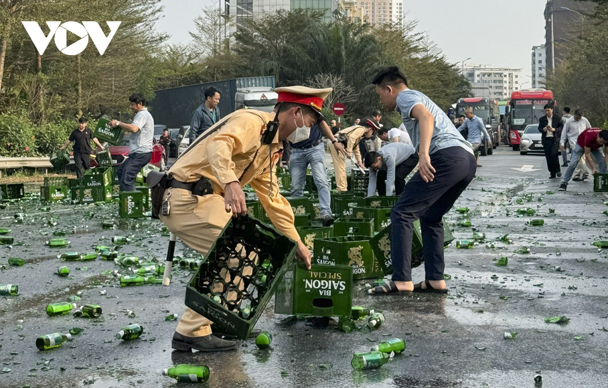 Song song với đó, lực lượng CSGT phân luồng giao thông từ xa, huy động các lực lượng khác như vệ sinh môi trường,...đến hỗ trợ. Song song với đó, lực lượng CSGT phân luồng giao thông từ xa, huy động các lực lượng khác như vệ sinh môi trường,...đến hỗ trợ.