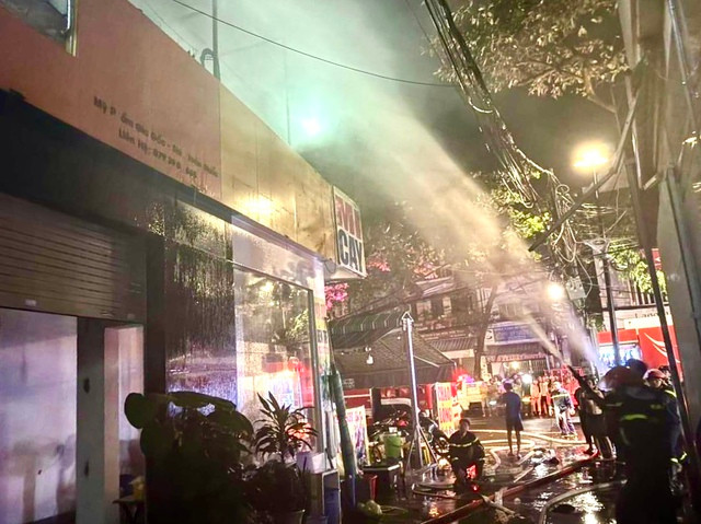 Lực lượng chữa cháy phun nước, dập tắt đám cháy trong đêm