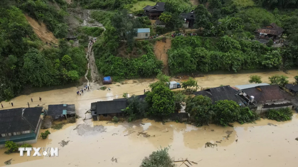 Nhiều ngôi nhà bị ngập trong nước lũ. (Ảnh: Xuân Tư/TTXVN)