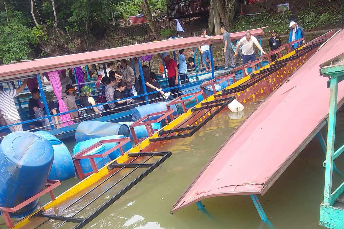 Cầu phao đền An Mã bị sập, chìm một phần. Ảnh: Bắc Kạn 24h