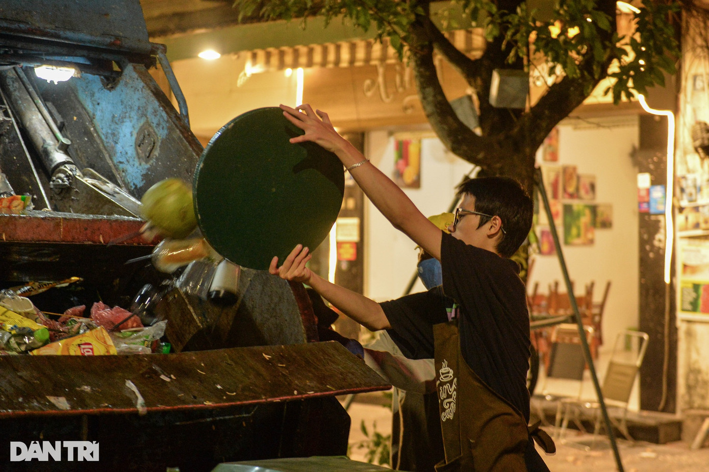 Nhiều người dân, nhân viên quán ăn khi thấy xe chở rác đến gần đã chủ động mang rác thải vứt thẳng lên xe.