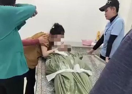 Vợ nạn nhân ôm chồng khóc nức nở.