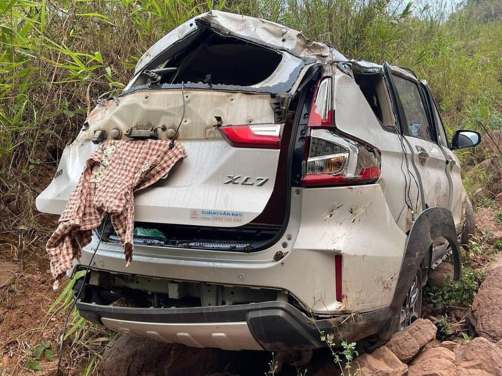 Chiếc ô tô bẹp rúm (Ảnh: Đức Đồng).